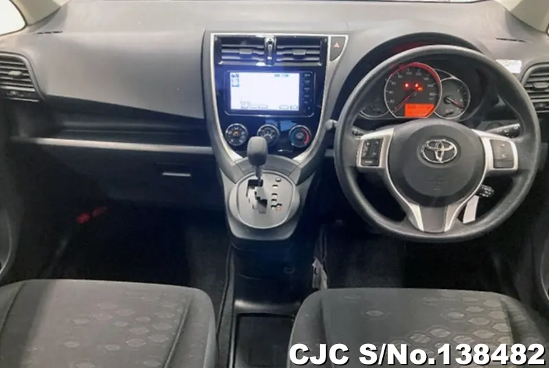 Toyota Ractis in White for Sale Image 4