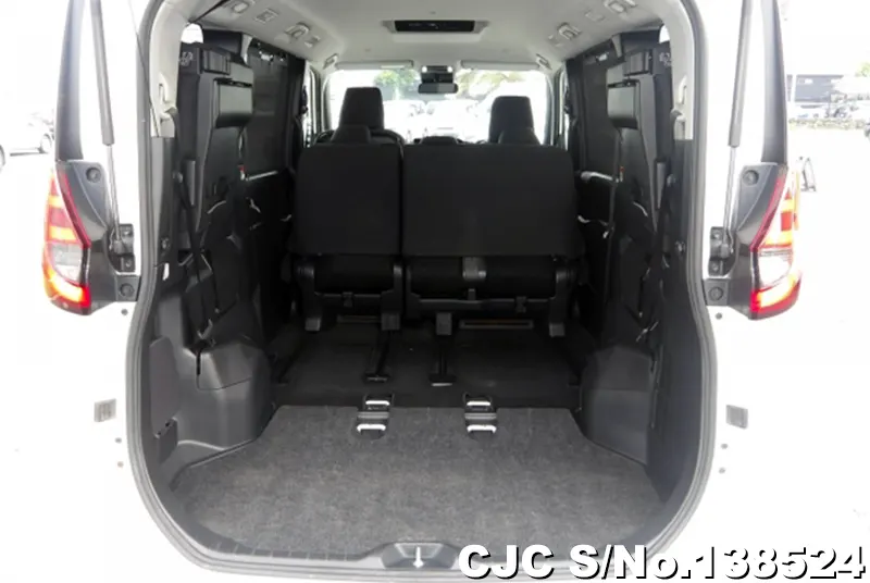 Toyota Noah in White for Sale Image 3