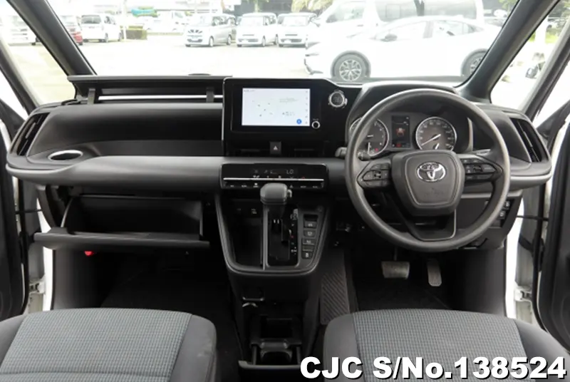 Toyota Noah in White for Sale Image 4