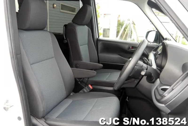 Toyota Noah in White for Sale Image 5