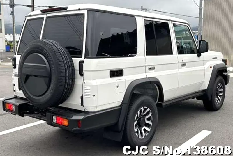 Toyota Land Cruiser in White for Sale Image 2
