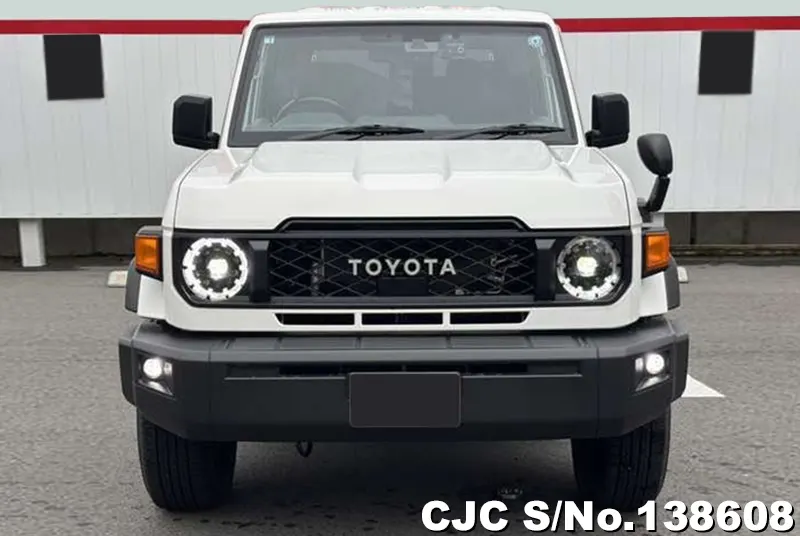 Toyota Land Cruiser in White for Sale Image 4