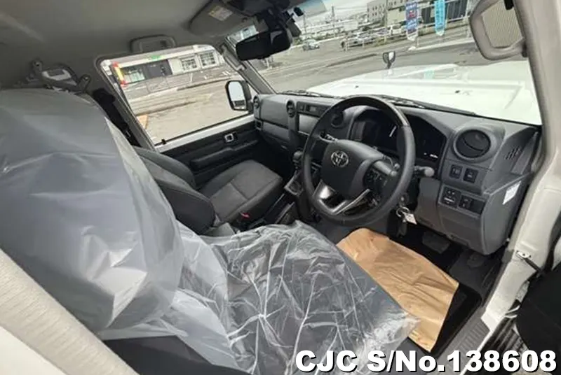 Toyota Land Cruiser in White for Sale Image 10