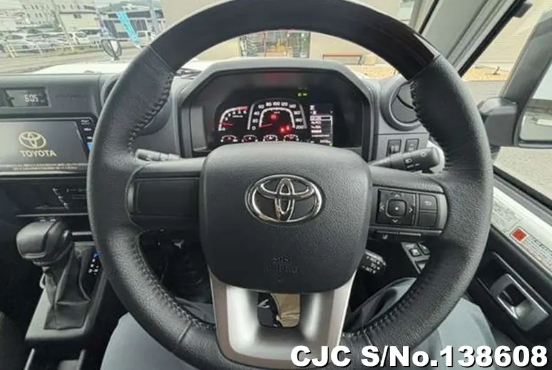 Toyota Land Cruiser in White for Sale Image 16