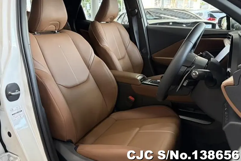 Lexus LBX in Pearl for Sale Image 6