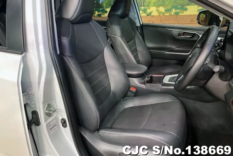 Toyota Rav4 in White for Sale Image 7