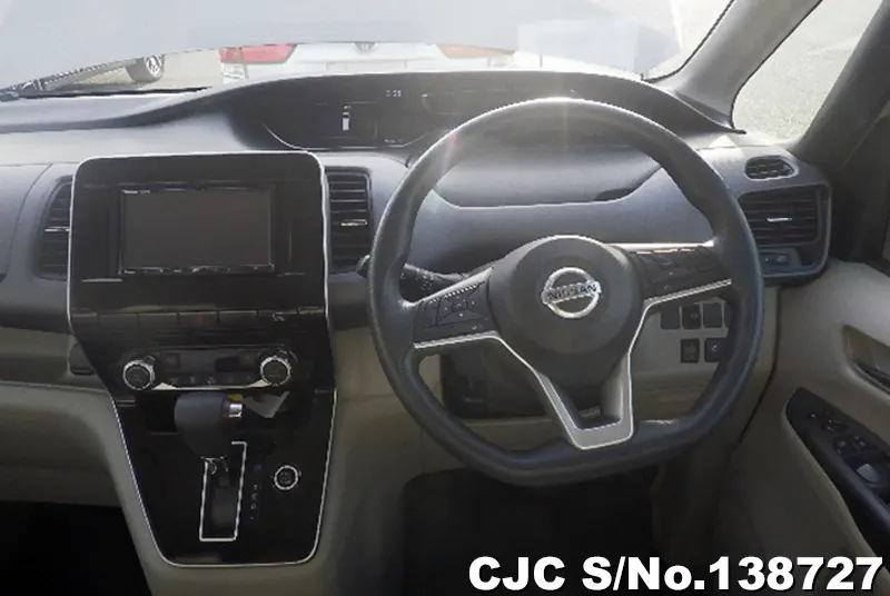 Nissan Serena in Beige for Sale Image 7