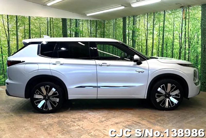 Mitsubishi Outlander in Pearl for Sale Image 4