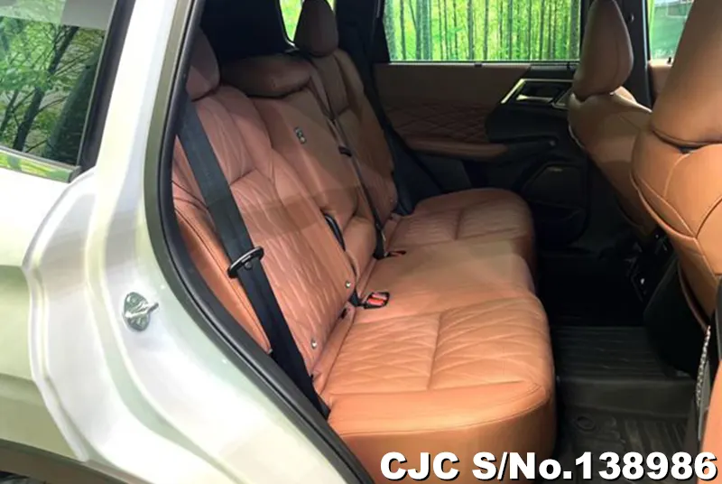 Mitsubishi Outlander in Pearl for Sale Image 7