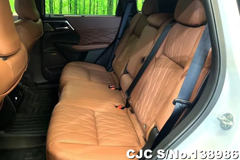 Mitsubishi Outlander in Pearl for Sale Image 8