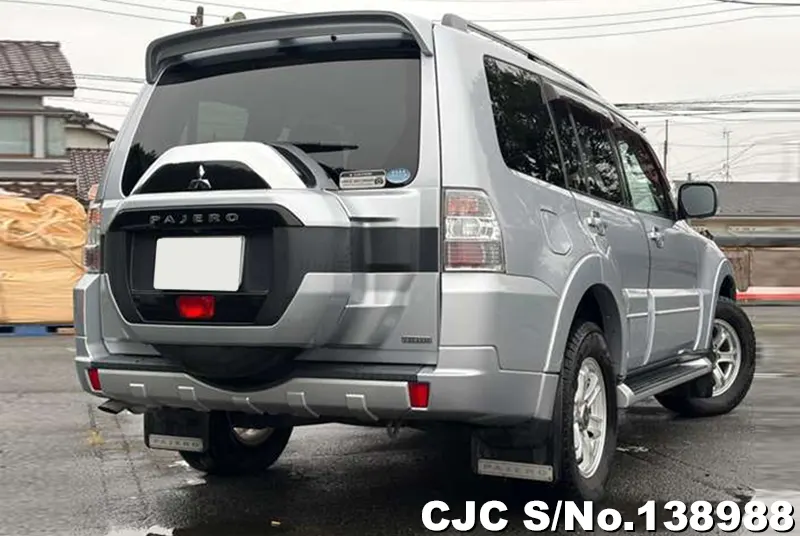 Mitsubishi Pajero in Silver for Sale Image 2