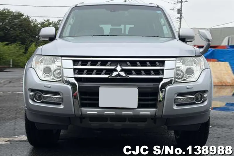 Mitsubishi Pajero in Silver for Sale Image 4
