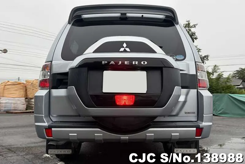 Mitsubishi Pajero in Silver for Sale Image 5