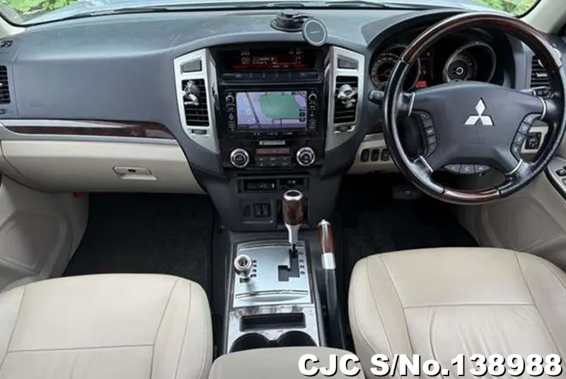 Mitsubishi Pajero in Silver for Sale Image 6