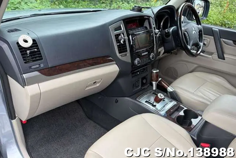 Mitsubishi Pajero in Silver for Sale Image 8