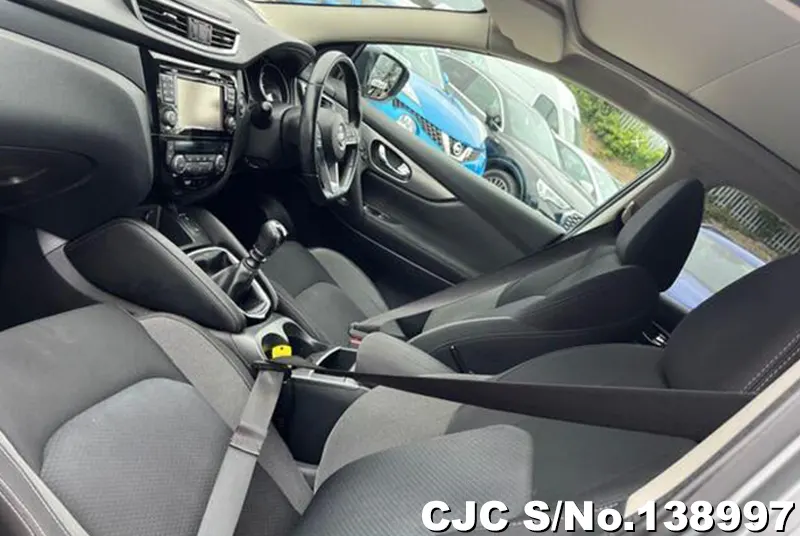 Nissan Qashqai in Gray for Sale Image 9