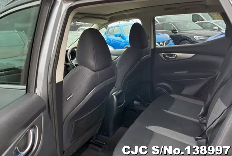 Nissan Qashqai in Gray for Sale Image 11