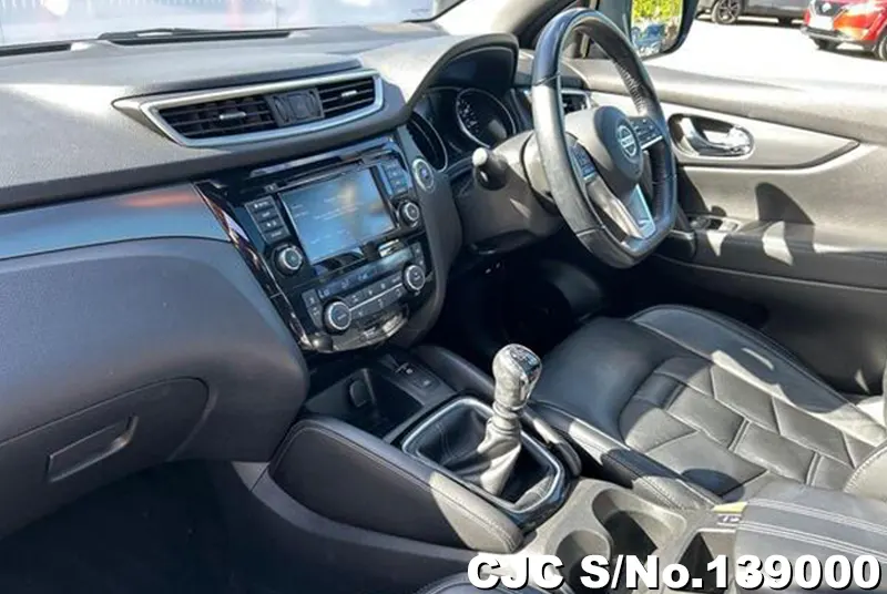 Nissan Qashqai in Gray for Sale Image 9