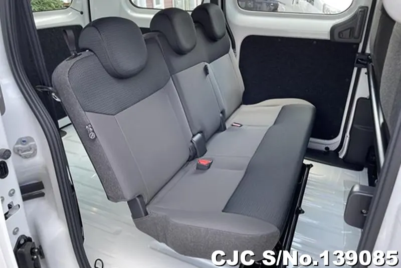 Nissan NV200 in White for Sale Image 11