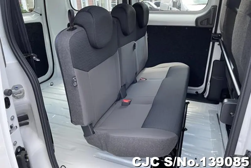 Nissan NV200 in White for Sale Image 12