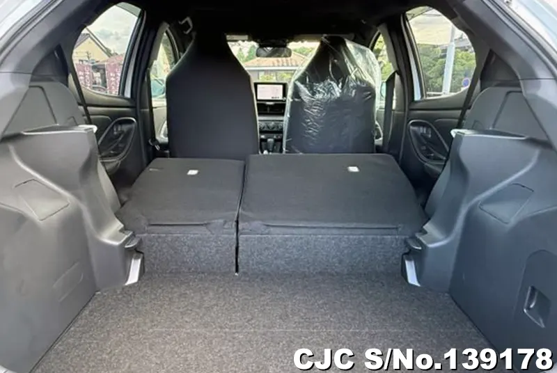 Toyota Yaris in Pearl for Sale Image 4