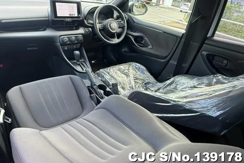 Toyota Yaris in Pearl for Sale Image 6