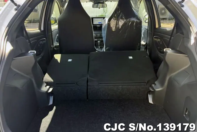 Toyota Yaris in Pearl for Sale Image 4