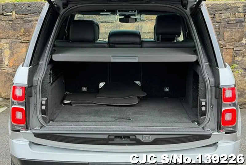 Land Rover Range Rover in White for Sale Image 7